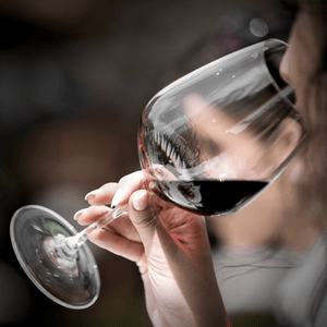 Taça de vinho tinto em avaliação sensorial